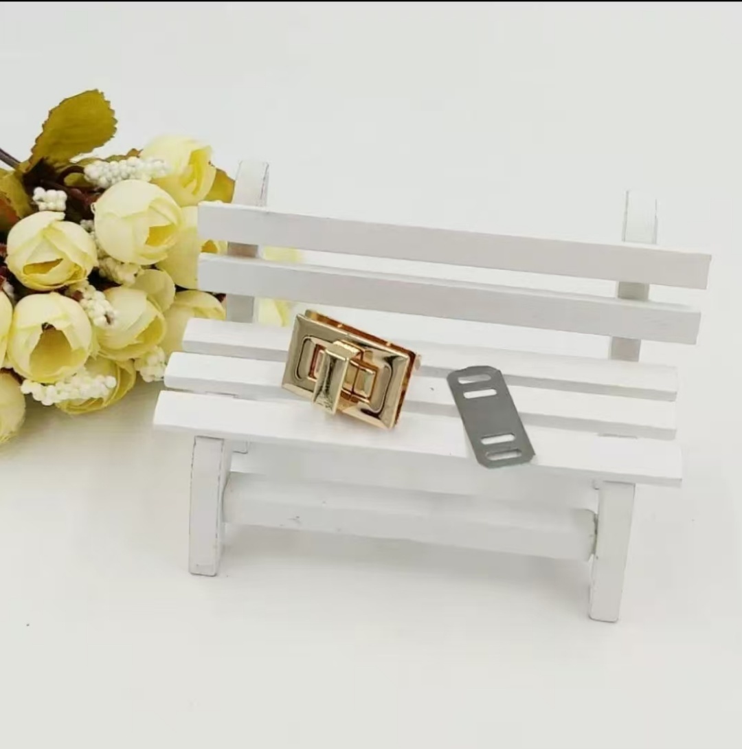 03.Small square buckle gold