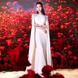 Nuovi <span class=keywords><strong>abiti</strong></span> da sera in raso a sirena bianca con maniche a mantello con perline eleganti <span class=keywords><strong>abiti</strong></span> da teatro da donna - Product Image 3