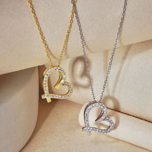 Collar con Colgante de Plata de Ley 925 y Oro de 18K con Diseño Encantador y Moderno de Dylam, con Diamantes de Circonia Cúbica 5A en Forma de Corazón - Product Image 2