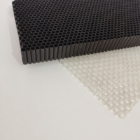 Panneau en nid d'abeille personnalisé de haute qualité en polycarbonate non métallique âme en maille PC pour lit de table de découpe laser
