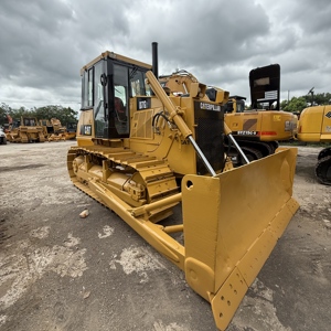 Tractor excavador CAT D7G2 con rendimiento estable para movimiento de tierras, limpieza de terrenos y aplicaciones en sitios de construcción. - Product Image 1