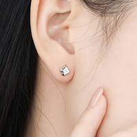 Feine Vierblättrige Blumen-Ohrstecker mit Zirkonia 925 Sterling Silber Einfache Herz-Ohrringe Damen Designer Maßgefertigter Schmuck Großhandel