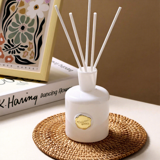 Highly Scented Eco-Friendly Luxury Reed Diffuser Home Fragrance Air Freshener with Liquid and Glass Bottle