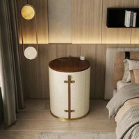 Modernes Schlafzimmer-Set: Gepolsterte Nachttische und Kommode mit Spiegel, Holz-Schminktisch und Stuhl für Make-up
