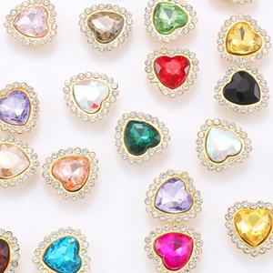 Accesorios de ropa DIY transfronterizos de 16mm con forma de corazón de melocotón, base dorada, placa floral súper brillante, hebilla de garra con diamantes y pedrería - Product Image 1