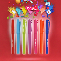 Stylo gel signature à corps mat, couleur unie, esthétique raffinée, écriture fluide, avec étui, finition spray.