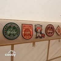 Ensemble d'insignes Coody personnalisé Design mignon avec autocollants Coody à support magnétique pour le camping et la randonnée à un prix économique