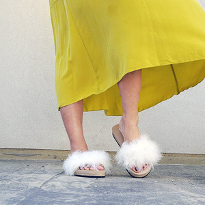 Sandalias Planas de Esparto con Plumas Blancas para Mujer - Product Image 3