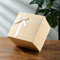 Boîte cadeau carrée rigide en carton haut de gamme personnalisée avec logo gravé, ruban et nœud, accessoires personnalisables pour