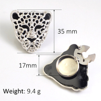 Bouton décoratif en métal personnalisé avec strass, motif léopard, fabriqué directement par APEX Button Factory, pour chemisiers et vêtements féminins.