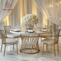 Ensemble de table et chaises de banquet de mariage moderne de luxe, table ronde en marbre avec base en métal tissé doré et chaises beiges