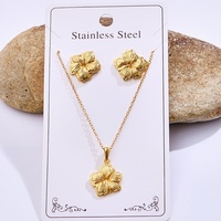 Ensemble de Bijoux Collier et Boucles d'Oreilles avec Pendentifs Créatures Marines Circulaires, Ovales, Cœurs et Rayures Irrégulières en Acier Inoxydable Plaqué Or