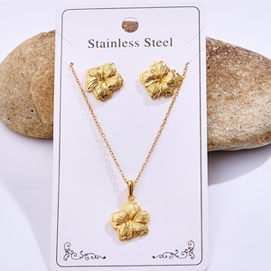 Ensemble de Bijoux Collier et Boucles d'Oreilles avec Pendentifs Créatures Marines Circulaires, Ovales, Cœurs et Rayures Irrégulières en Acier Inoxydable Plaqué Or - Product Image 5