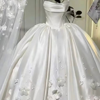 Robe de mariée S0368Y 2026 nouvelle collection, moderne, longue, coupe trapèze, sans bretelles, en satin avec fleurs drapées, dos lacé, antistatique, grandes tailles