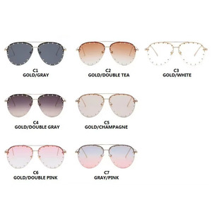 Lunettes de soleil personnalisées en métal à rivets, tendance et rétro, avec protection UV400, grande monture pour femmes - Product Image 4