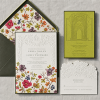 Ensemble d'invitations de mariage gaufrées de luxe personnalisées, vertes et florales, avec enveloppes et cartes RSVP