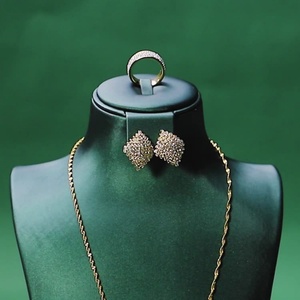 Expositor de Joyería de Cuero de Lujo Personalizado al por Mayor en Negro, Verde, Blanco y Gris con Maniquí para Exhibición de Collares, Hecho en China - Product Image 3