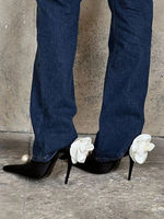 Vente en gros de nouvelles chaussures à talons hauts noires à la mode pour femmes, sandales d'été élégantes à bout carré, respirantes, avec détail en perles