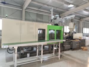 Mini machine de moulage par injection pour la fabrication de produits en plastique populaires, de contenants alimentaires, de buses et de cuillères - Product Image 1