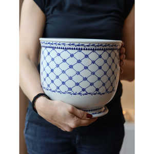 Vase en porcelaine rétro Art Déco Mangani Firenze, blanc et bleu, support de table en céramique, style chinois par Design - Product Image 4