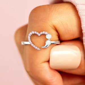 Anello a Cuore per Donne con Accento di Cristallo Rosa, Zircone Bicolore, Aperto e Regolabile, Gioiello Romantico e Alla Moda - Product Image 1