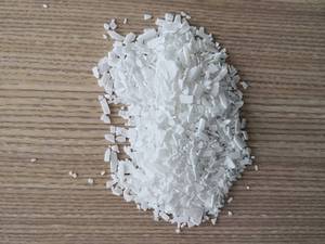 Champ pétrolifère industriel forant le chlorure de calcium 94% granule la fonte de glace <span class=keywords><strong>25</strong></span> kilogrammes de flocons avec la capacité de fonte de glace 77% min - Product Image 2