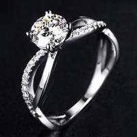 Anillo de Moissanita Redonda con Baño de Rodio y Piedras Laterales, Plata 925, Engaste de Garras, Joyería de Compromiso