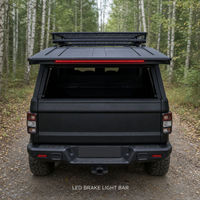 Couverture de benne de pick-up modulaire noire mate avec toit rigide et accessoires latéraux pour porte-bagages en maille