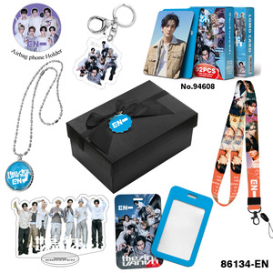 Set <span class=keywords><strong>de</strong></span> Artículos <span class=keywords><strong>de</strong></span> K-pop para Fans: Cadena con Logo, Caja <span class=keywords><strong>de</strong></span> Regalo, Mini Tarjetas <span class=keywords><strong>de</strong></span> Ídolos, <span class=keywords><strong>Collar</strong></span> y Otros Accesorios - Product Image 1