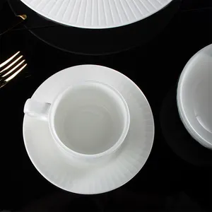 고귀한 흰색 이탈리아 세라믹 저녁 식사 세트 식기류 양각 패턴 도자기 접시 세트 레스토랑 용 Horeca 식기