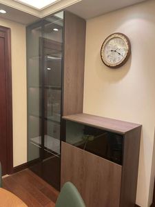 Set Completo di Arredamento per Soggiorno Skyline 2024 da Casi Reali di Clienti con Vetrine in Vetro e Armadi in Legno - Product Image 2