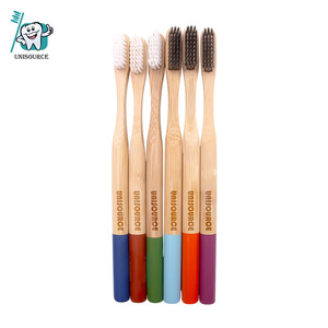 Cepillo de Dientes de Bambú Unisource para Adultos, Biodegradable, Mango Natural con Empuñadura de Color, Cepillo de Dientes Manual - Product Image 1