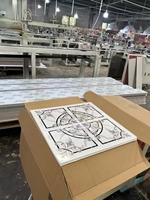 Panneaux de plafond modernes carrés en PVC 60x60 imperméables à l'humidité ignifuges pour la conception intérieure de carreaux de bande pour les plafonds de maison