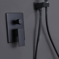 Système de douche carré noir mat avec mitigeur encastré, douchette carrée, bec de baignoire et système de douche pluie