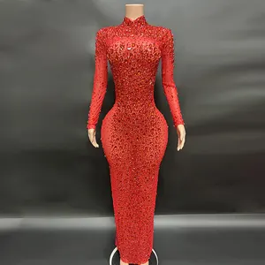 반짝이는 빨간 다이아몬드 긴 웨딩 드레스 섹시 블링으로 웨딩 파티를 위해 로브를 통해 볼 수 있습니다.