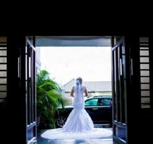 Vestido de Novia de Encaje Blanco con Mangas Largas Estilo Sirena para Mujer Africana - Product Image 2