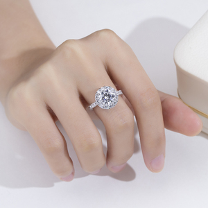 Bague de fiançailles Messi Jewelry MSR-2167 en or 18 carats avec diamant ovale cultivé en laboratoire - Product Image 1