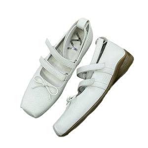 Zapatos Spring Pig para mujer, nueva versión coreana, zapatos planos de ballet informales con suela gruesa y cierre de un botón, zapatos pequeños de cuero - Product Image 1