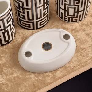 Ensemble de salle de bain marocain simple et durable en cinq pièces : distributeur de savon, gobelet à bain de bouche, porte-savon, porte-brosse à dents en céramique - Product Image 4