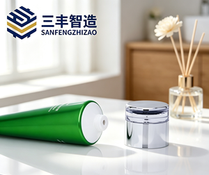 Tubo exprimible de PE verde metálico brillante con tapa plana plateada transparente electrochapada para limpiador facial purificador de aminoácidos - Product Image 2