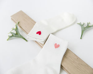 도매 맞춤 제작 가을 시즌용 화이트 여성 하트 패턴 크루 삭스 발바닥 로고 위치 - Product Image 5