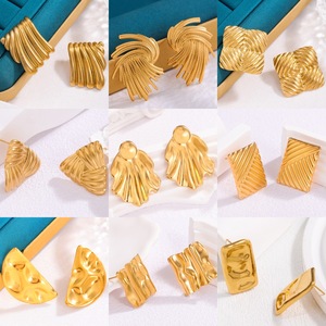 Para <span class=keywords><strong>Shein</strong></span> Luxury High-Sense Pendientes de tuerca de acero inoxidable <span class=keywords><strong>Moda</strong></span> <span class=keywords><strong>femenina</strong></span> de <span class=keywords><strong>moda</strong></span> Cross-Border Fold Light Wind Ins Allergy Ins - Product Image 2