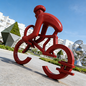 Sculpture <span class=keywords><strong>de</strong></span> cycliste en fibre <span class=keywords><strong>de</strong></span> verre personnalisée, statue <span class=keywords><strong>de</strong></span> sport sur vélo rouge pour la décoration <span class=keywords><strong>de</strong></span> parcs et <span class=keywords><strong>de</strong></span> stades - Product Image 1