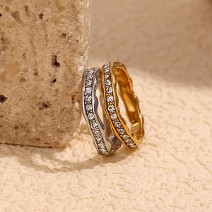 <span class=keywords><strong>Design</strong></span> personalizzato della moda in acciaio inox gioielli con diamanti per le donne zircone irregolare onda d'acqua 18k oro placcato anelli