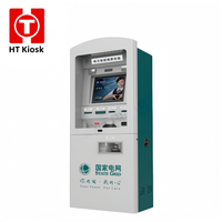 Kiosque terminal en libre-service pour le paiement de la facture d'électricité accepte en espèces l'impression de reçus de lecteur de carte bancaire