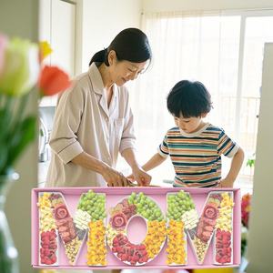 กล่องของขวัญรูปตัวอักษร MOM สำหรับวันแม่ บรรจุดอกไม้ ช็อกโกแลต ลูกอม และของหวาน พร้อมการ์ดอวยพร - Product Image 5