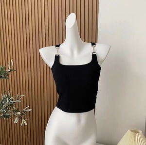 Débardeur rembourré rouge pour le sport et le yoga, idéal pour les sorties décontractées printemps-été-automne, au design doux et épicé - Product Image 3