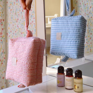 Sac de maquillage personnalisé <span class=keywords><strong>en</strong></span> gros, tendance, matelassé, rayé, fermeture éclair, portable, trousse de toilette, sac de <span class=keywords><strong>voyage</strong></span> pour cosmétiques pour filles - Product Image 1