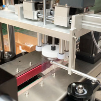 Capsuleuse automatique à torsion Machine de capsulage à vis pour bouteilles en plastique avec chargeur de bouchon d'escalade