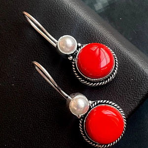 Boucles d'oreilles ethniques tendance Monalisa Bijoux de mode pour femmes avec clou de perle en pierre Finition argentée Produit en vrac principalement en laiton - Product Image 1